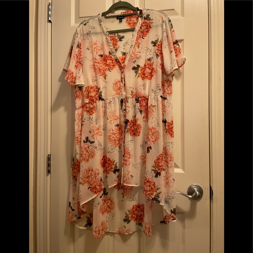 (5) Torrid, 2, White with salmon flowers